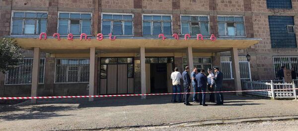 Сотрудники правоохранительных органов у здания школы No 15 (9 октября 2019). Гюмри Сотрудники правоохранительных органов у здания школы No 15 (9 октября 2019). Гюмри - Sputnik Արմենիա