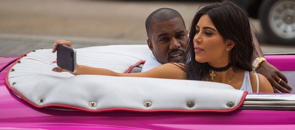 Ким Кардашьян делает селфи со своим мужем, рэп-певцом Канье Уэстом (4 мая 2016). Гавана Ким Кардашьян делает селфи со своим мужем, рэп-певцом Канье Уэстом (4 мая 2016). Гавана - Sputnik Արմենիա