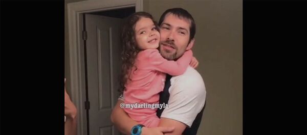 Отец и дочь поют перед зеркалом Отец и дочь поют перед зеркалом - Sputnik Արմենիա