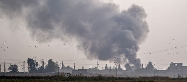Дым над сирийским городом Таль-Абьяд после турецких бомбардировок (9 октября 2019). Сирия - Sputnik Армения