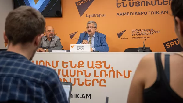 Пресс-конференция замдиректора Института стран СНГ Владимира Жарихина (11 октября 2019). Еревaн - Sputnik Армения