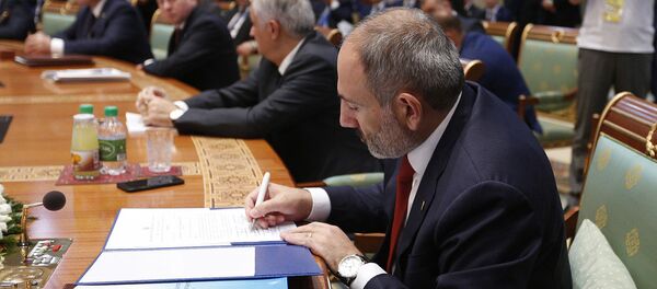 Премьер-министр Никол Пашинян подписывает соглашения в рамках саммита СНГ (11 октября 2019). Ашхабад Премьер-министр Никол Пашинян подписывает соглашения в рамках саммита СНГ (11 октября 2019). Ашхабад - Sputnik Армения