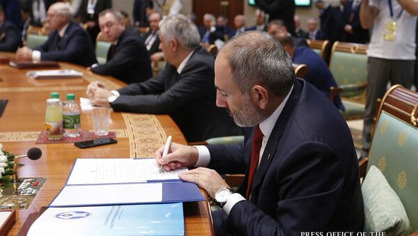 Премьер-министр Никол Пашинян подписывает соглашения в рамках саммита СНГ (11 октября 2019). Ашхабад - Sputnik Արմենիա