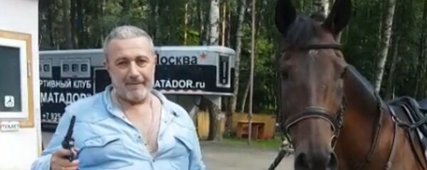 Не бойся, револьвер сам не стреляет - отец сестер Хачатурян хвастался арсеналом оружия - Sputnik Армения