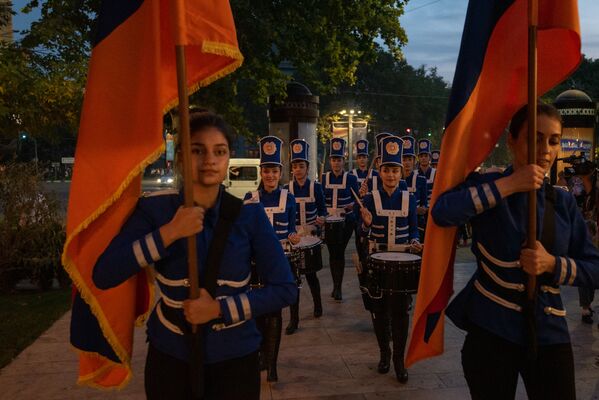 Праздничный марш барабанщиц Yerevan Drums в центре столицы (11 октября 2019). Еревaн - Sputnik Армения