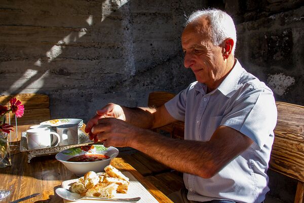 Վանաձորցի ընտանիքի թալիսմանը մասուրն է, կամ զբոսաշրջիկները հիացած են հայկական ապուրով - Sputnik Արմենիա