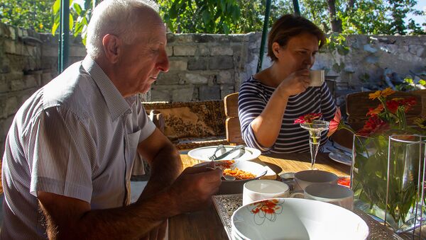 Хозяева мини-отеля Масур Сейран Чобанян и Гаяне Нерсисян едят сладкий суп из шиповника Масрамацун - Sputnik Արմենիա