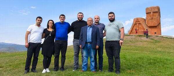 Экс-премьер Карабаха Араик Арутюнян встретился с тяжелоатлетами сборной Армении (12 октября 2019). Степанакерт Экс-премьер Карабаха Араик Арутюнян встретился с тяжелоатлетами сборной Армении (12 октября 2019). Степанакерт - Sputnik Արմենիա