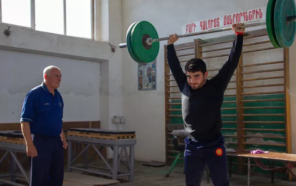 Заслуженный тренер по тяжелой атлетике Феликс Алиев наблюдает за тренировкой Карена Маркаряна Заслуженный тренер по тяжелой атлетике Феликс Алиев наблюдает за тренировкой Карена Маркаряна - Sputnik Армения