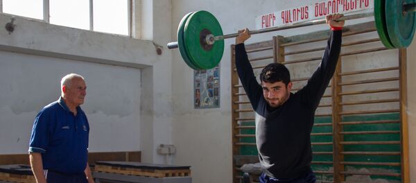Заслуженный тренер по тяжелой атлетике Феликс Алиев наблюдает за тренировкой Карена Маркаряна Заслуженный тренер по тяжелой атлетике Феликс Алиев наблюдает за тренировкой Карена Маркаряна - Sputnik Արմենիա