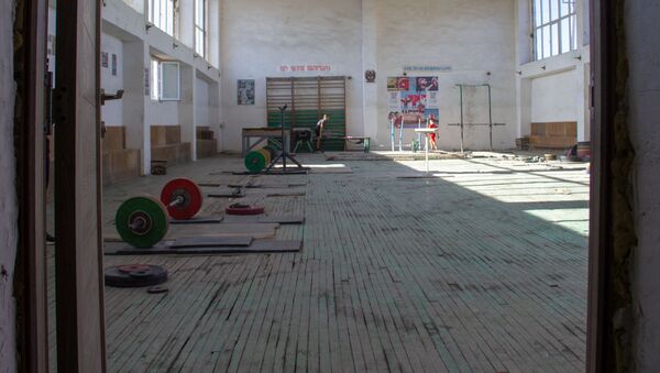Тренировочный зал в школе тяжелоатлетов села Гехакерт - Sputnik Армения