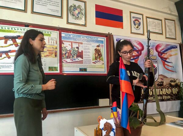 Մասնագիտությունը՝ կրթել հայրենասերի. ինչպես է ընկեր Հասմիկը ծառայում հայրենիքին Մասնագիտությունը՝ կրթել հայրենասերի. ինչպես է ընկեր Հասմիկը ծառայում հայրենիքին - Sputnik Արմենիա