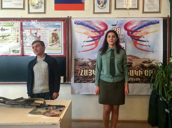 Чтобы смогли сменить учебное оружие на боевое: в Гюмри женщина-военрук ломает стереотипы Чтобы смогли сменить учебное оружие на боевое: в Гюмри женщина-военрук ломает стереотипы - Sputnik Армения