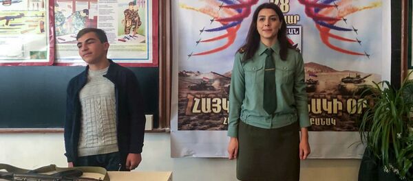 Военрук Гюмрийской школы № 29 лейтенант Асмик Джулхакян - Sputnik Արմենիա