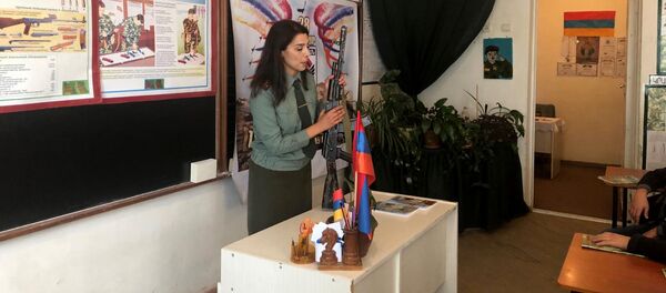 Военрук Гюмрийской школы № 29 лейтенант Асмик Джулхакян - Sputnik Армения