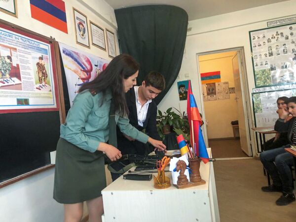 Մասնագիտությունը՝ կրթել հայրենասերի. ինչպես է ընկեր Հասմիկը ծառայում հայրենիքին Մասնագիտությունը՝ կրթել հայրենասերի. ինչպես է ընկեր Հասմիկը ծառայում հայրենիքին - Sputnik Արմենիա