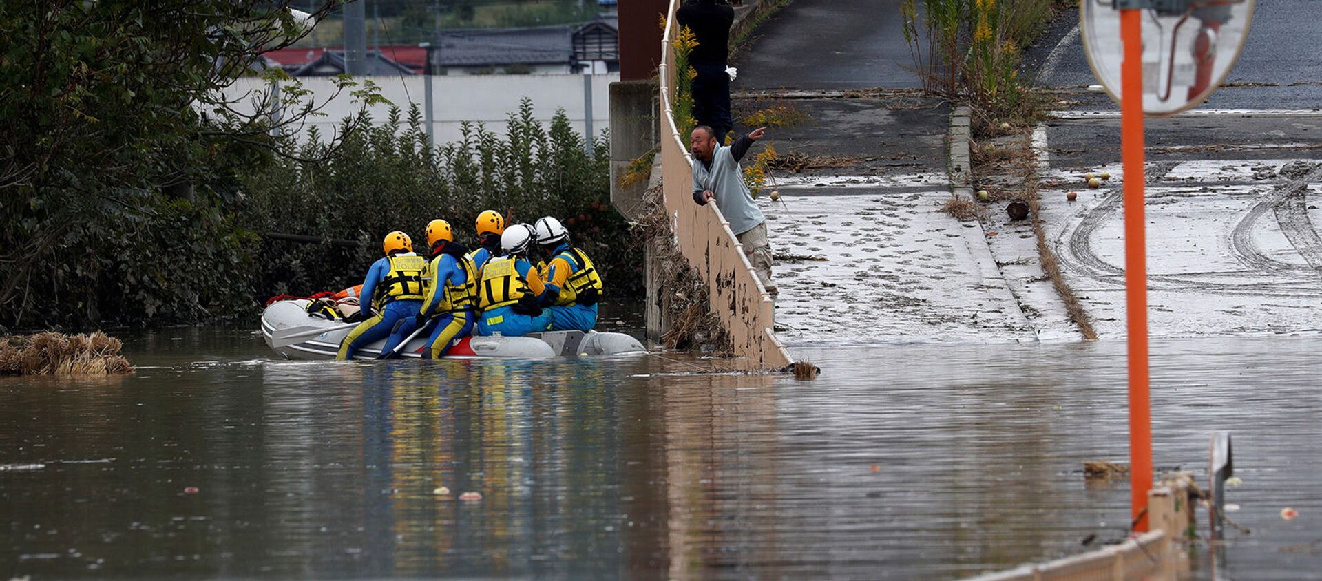 Мужчина разговаривает со спасателями, обыскивающими затопленный район после тайфуна Хагибис (14 октября 2019). Япония - Sputnik Արմենիա, 1920, 14.10.2019