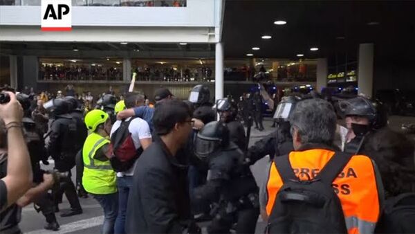 Столкновения в аэропорту Барселоны - Sputnik Армения
