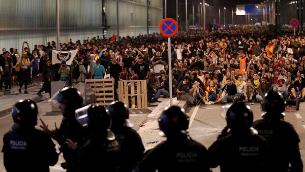 Массовые беспорядки в аэропорту Барселоны (14 октября 2019). Барселона - Sputnik Армения