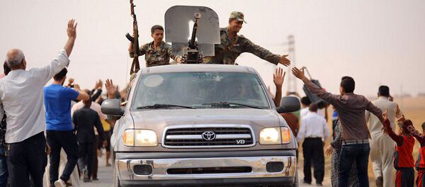 Солдаты сирийской армии приветствуют жителей города Айн-Исса (14 октября 2019). Сирия - Sputnik Армения