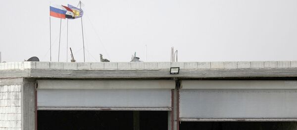 Флаги России, Сирии и военного совета Манбиджа развеваются возле Манбиджа (15 октября 2019). Сирия Флаги России, Сирии и военного совета Манбиджа развеваются возле Манбиджа (15 октября 2019). Сирия - Sputnik Армения