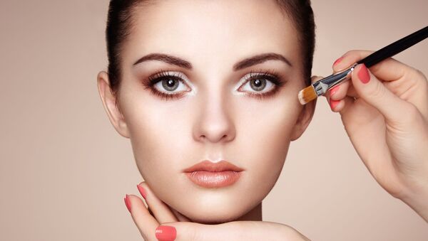Лицо красивой девушки, которой делают макияж  - Sputnik Армения