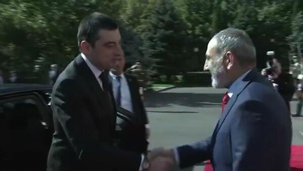 Поздоровались по-русски: Гахария и Пашинян встретились в Ереване - Sputnik Армения