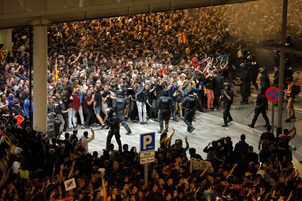 Столкновения протестующих с испанскими полицейскими возле аэропорта Эль-Прат в Барселоне - Sputnik Армения