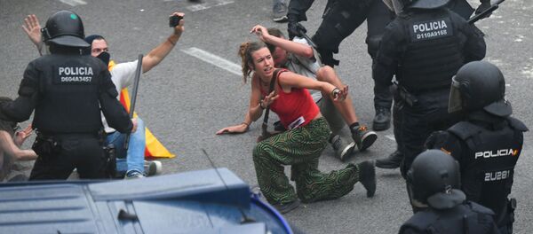 Столкновения протестующих с испанскими полицейскими возле аэропорта Эль-Прат в Барселоне Столкновения протестующих с испанскими полицейскими возле аэропорта Эль-Прат в Барселоне - Sputnik Армения