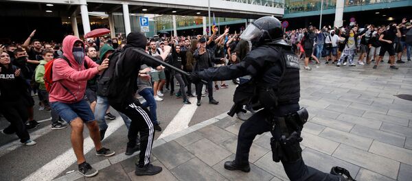 Столкновения протестующих с испанскими полицейскими возле аэропорта Эль-Прат в Барселоне - Sputnik Армения