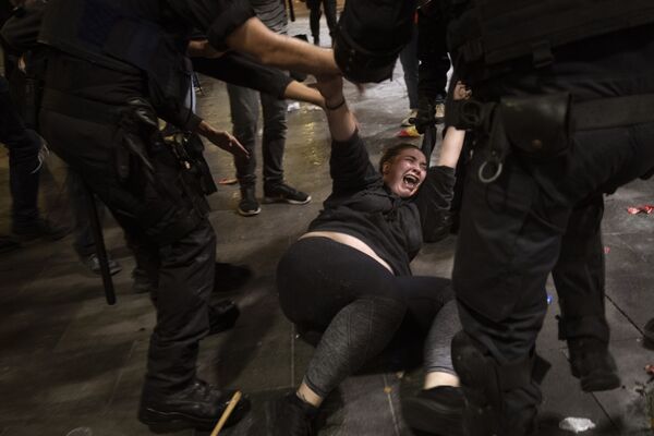 Столкновения протестующих с испанскими полицейскими возле аэропорта Эль-Прат в Барселоне - Sputnik Армения