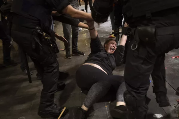 Столкновения протестующих с испанскими полицейскими возле аэропорта Эль-Прат в Барселоне Столкновения протестующих с испанскими полицейскими возле аэропорта Эль-Прат в Барселоне - Sputnik Армения