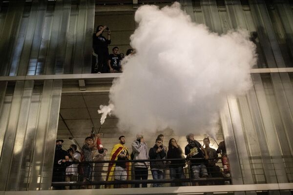 Протестующие с огнетушителем во время столкновения с полицией в аэропорту Эль-Прат в Барселоне - Sputnik Армения