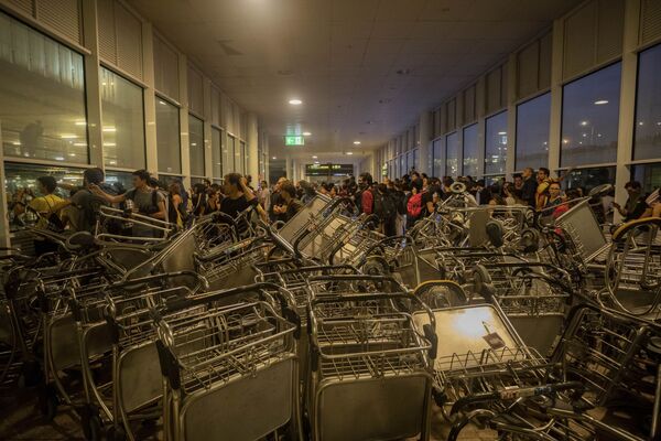 Заблокированный вход в аэропорт Эль-Прат в Барселоне - Sputnik Армения