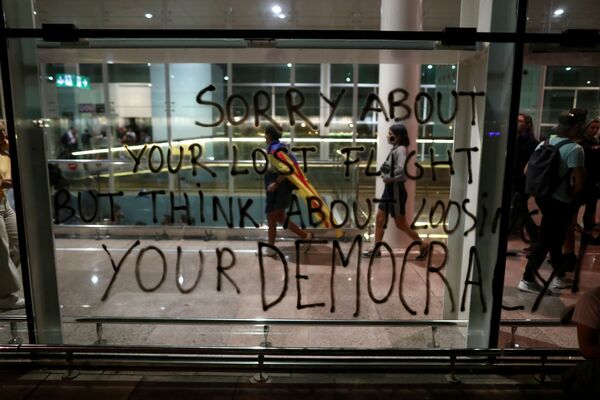 Надпись в аэропорту Барселоны, работа которого была парализована протестующими за независимость Каталонии - Sputnik Армения