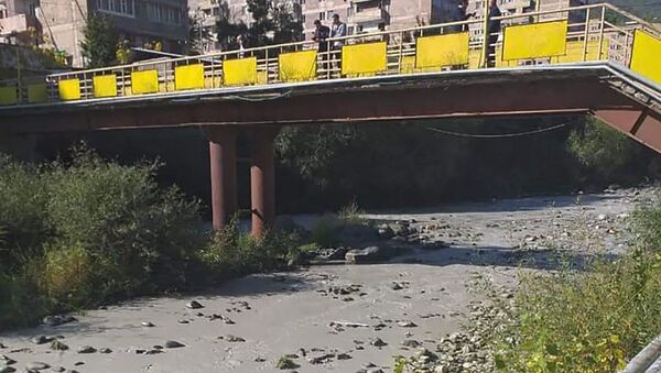 В результате повреждения хвостохранилища Каджаранского медно-молибденового комбината в реку Вохджи попали отходы производства (17 октября 2019). Каджаран - Sputnik Արմենիա
