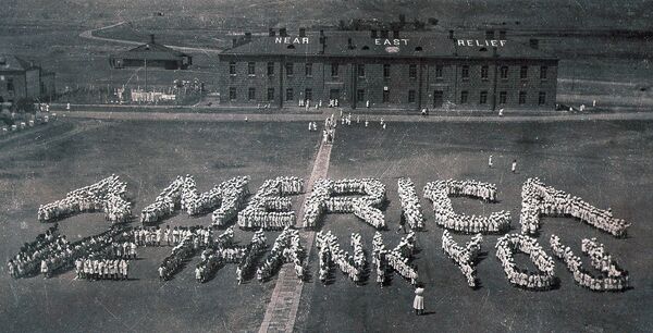 Ֆլեշմոբ Գյումրու կենտրոնում. երեխաները կյանքի կոչեցին Ալեքպոլի որբանոցի սաների լուսանկարը Ֆլեշմոբ Գյումրու կենտրոնում. երեխաները կյանքի կոչեցին Ալեքպոլի որբանոցի սաների լուսանկարը - Sputnik Արմենիա