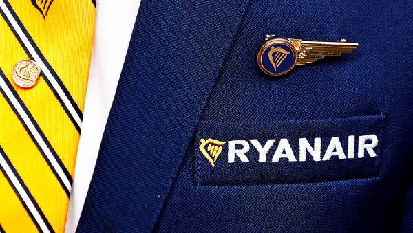 Логотип авиакомпании Ryanair на пиджаке члена экипажа - Sputnik Արմենիա