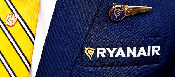 Логотип авиакомпании Ryanair на пиджаке члена экипажа Логотип авиакомпании Ryanair на пиджаке члена экипажа - Sputnik Արմենիա