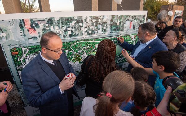 Гости и участники церемонии раскрашивают схему будущего парка Дружбы (17 октября 2019). Гюмри - Sputnik Армения