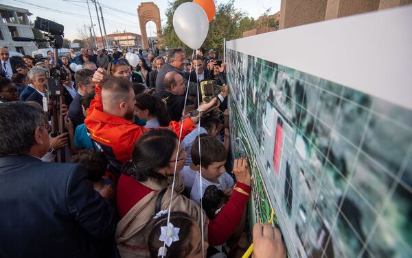 Гости и участники церемонии раскрашивают схему будущего парка Дружбы (17 октября 2019). Гюмри - Sputnik Армения