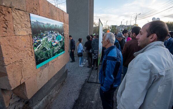 Горожане изучают 3D макет будущего парка Дружбы после церемонии презентации парка (17 октября 2019). Гюмри - Sputnik Армения