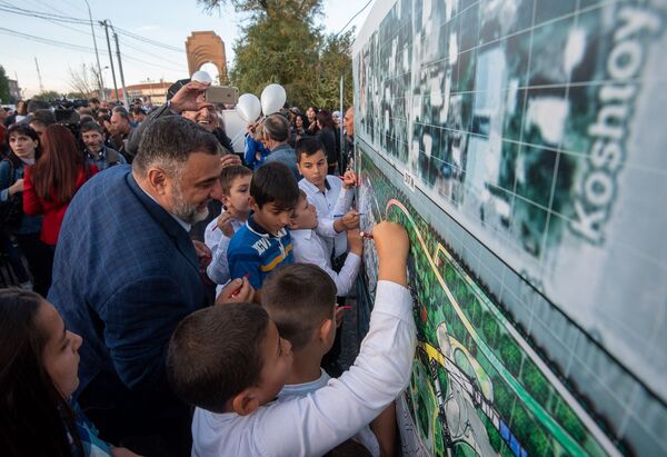Вместо домиков аттракционы: Рубен Варданян рассказал, как преобразится Парк Дружбы Гюмри - Sputnik Армения