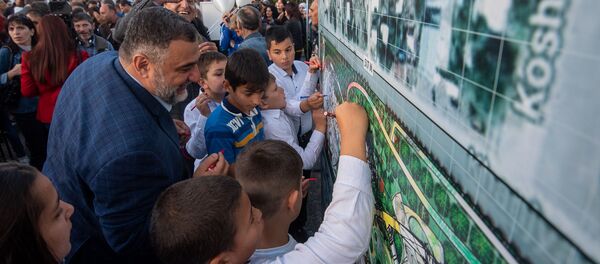 Гости и участники церемонии раскрашивают схему будущего парка Дружбы (17 октября 2019). Гюмри - Sputnik Արմենիա