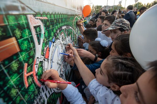 Вместо домиков аттракционы: Рубен Варданян рассказал, как преобразится Парк Дружбы Гюмри - Sputnik Армения