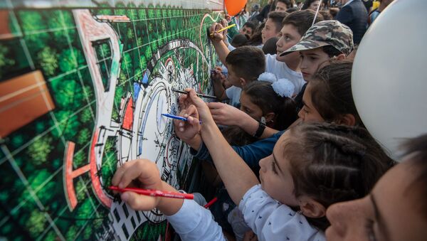 Гости и участники церемонии раскрашивают схему будущего парка Дружбы (17 октября 2019). Гюмри - Sputnik Արմենիա