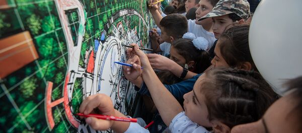 Гости и участники церемонии раскрашивают схему будущего парка Дружбы (17 октября 2019). Гюмри Гости и участники церемонии раскрашивают схему будущего парка Дружбы (17 октября 2019). Гюмри - Sputnik Արմենիա