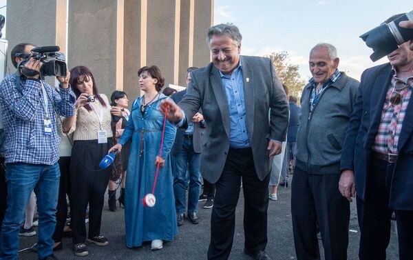 Гости и участники церемонии презентации парка Дружбы играют в волчка (17 октября 2019). Гюмри - Sputnik Армения