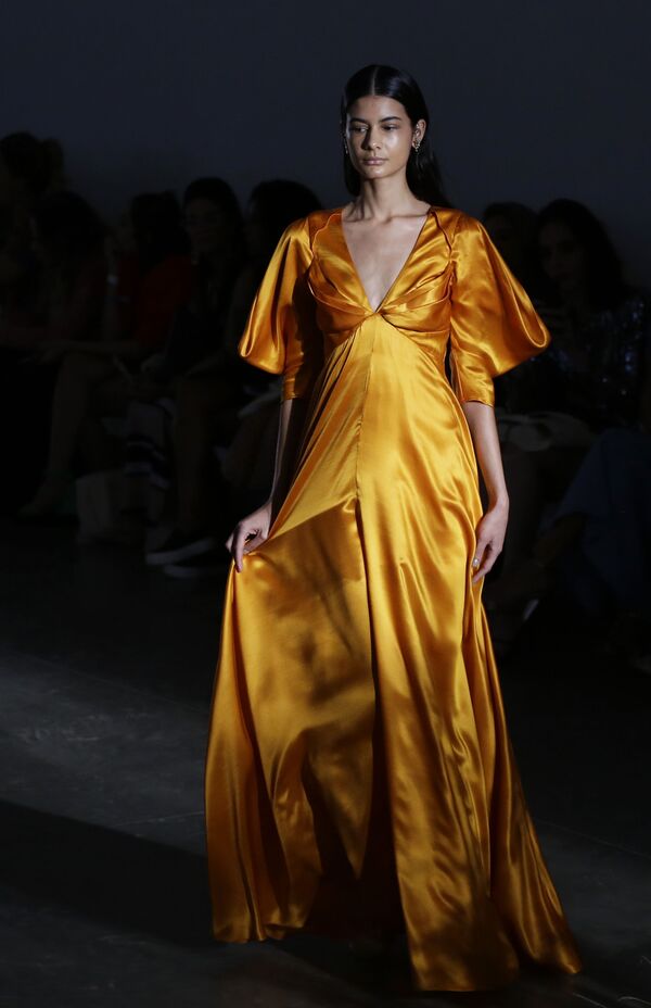 Модель в платье от Fabiana Milazzo на неделе моды в Сан-Паулу, Бразилия - Sputnik Армения