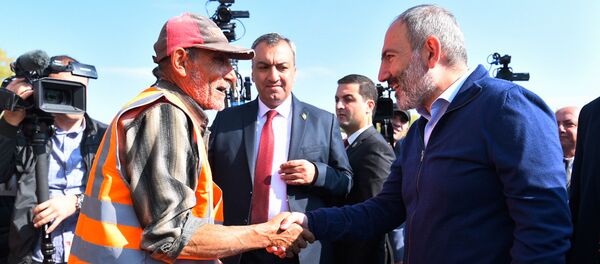 Пашинян посетил строящуюся в Гюмри автотаможню - Sputnik Армения